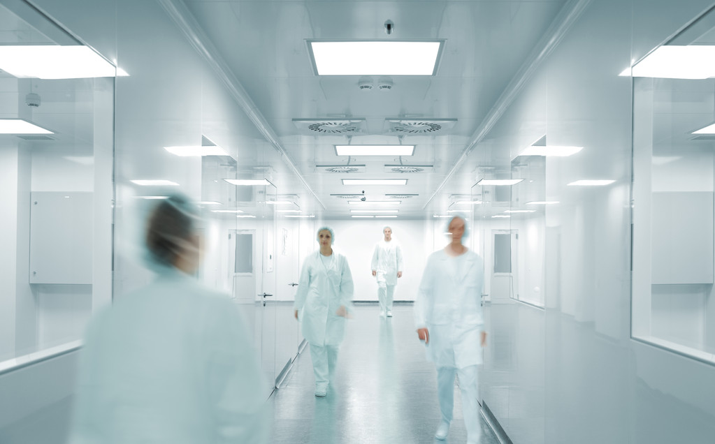 科学家和医生在现代制药厂